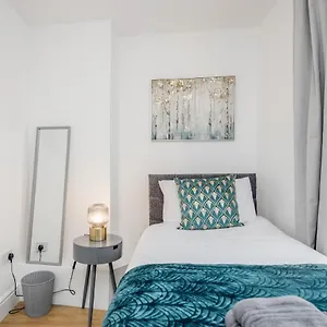 Apartment Modern Cosy London Flat By Damask Homes, Ilford