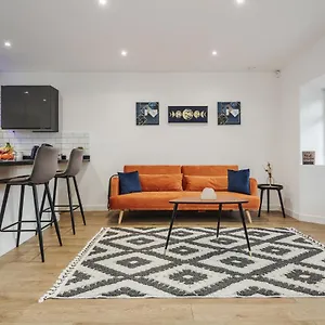 Apartment Luxury House With Garden By Damask Homes, Ilford