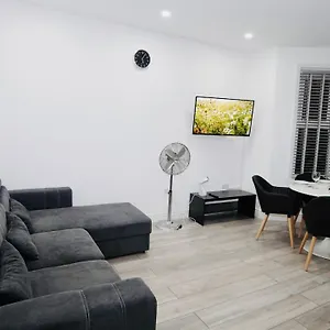 Apartment E2m Stays Luxury Apt Close To Station With Free Parking, Ilford