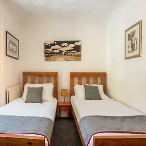 Bed & Breakfast Oyo Avalon Lifestyle, Hove